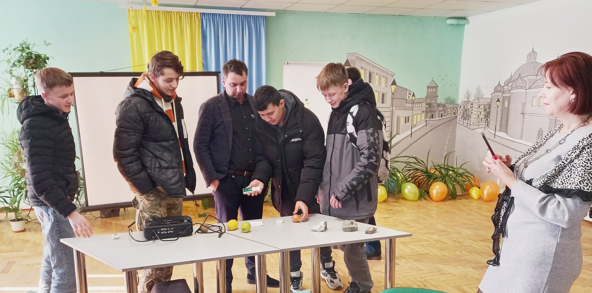 Студенти визначають вміст нітратів у овочах